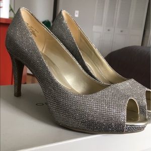 Bandolino peep toe pump 6.5W WIDE
